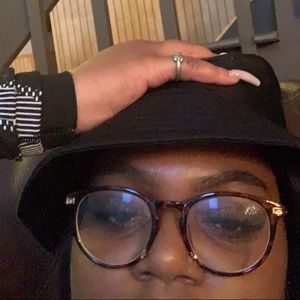 Meet your Posher, Adrianne